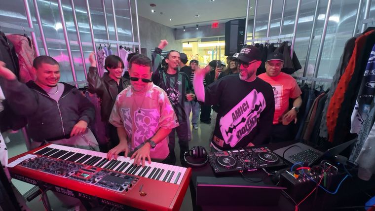 Mistel Kind on keys, Super Solo on the DJ deck